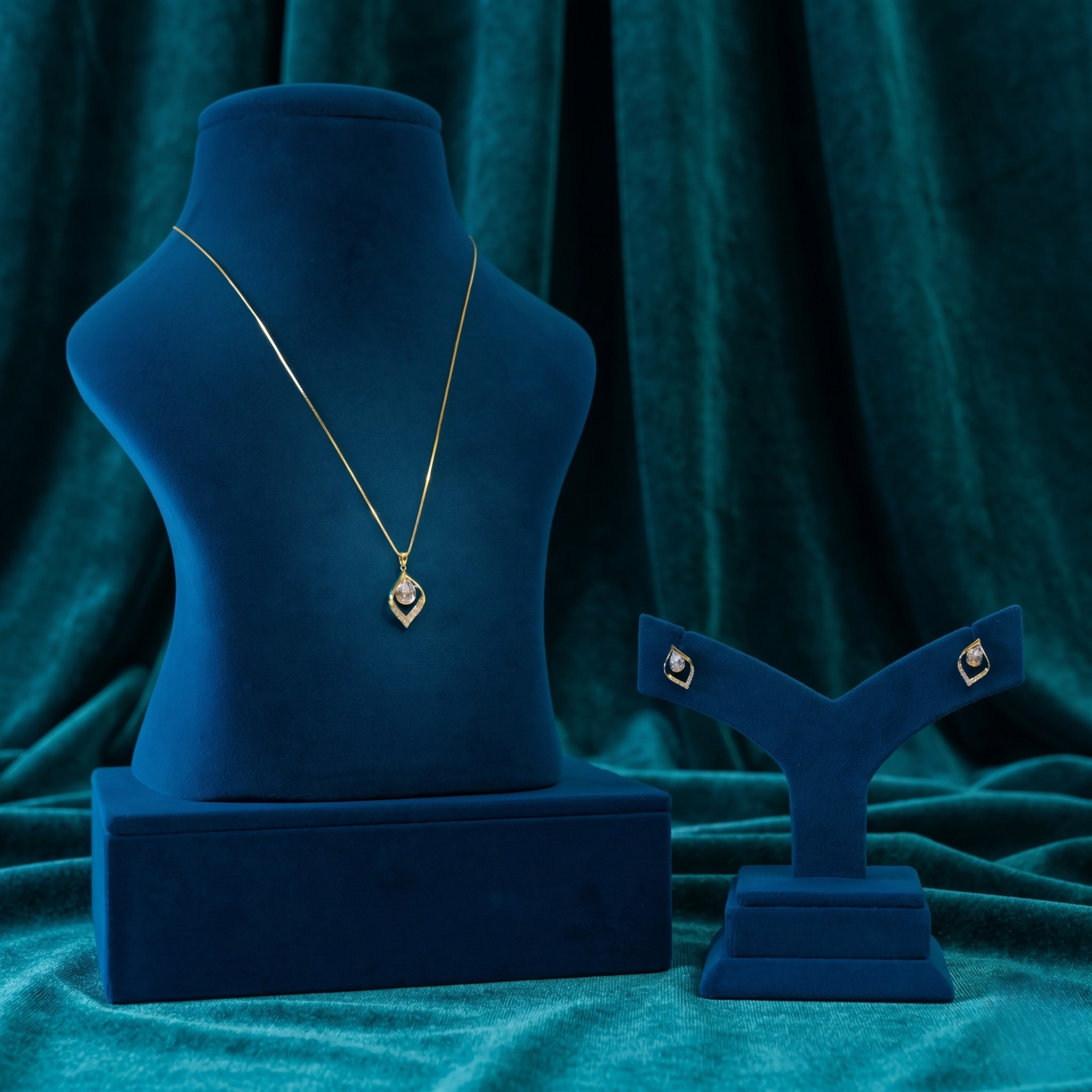 Gold Geometric Crystal Pendant Set